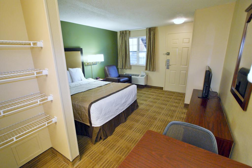 Extended America - Richmond - W Broad Street - Glenside - South 2*